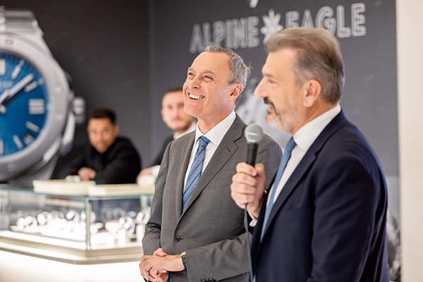 Les deux amis, Jean-Christophe Bédos, Président et PDG du Groupe Birks et Emmanuel Perrin, PDG par intérim de TimeVallée, riant de bon coeur à l'ouverture de la boutique