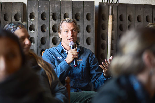 Ludovic du Plessis prend la parole durant le tout premier forum de la Regenerative Organic Alliance en Europe, organisée à la Maison de champagne Telmont