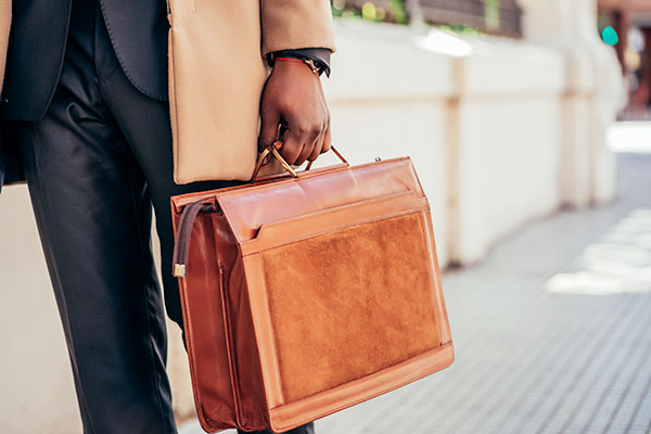 35 mistakes men wearing suits make - Carry your briefcase using its handles