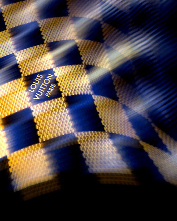Un drapeau à damier avec le logo de Louis Vuitton pour annoncer le partenariat entre la <yoastmark class=