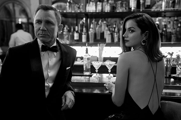 James Bond (Daniel Craig) and Paloma (Ana de Armas at the bar in No Time To Die