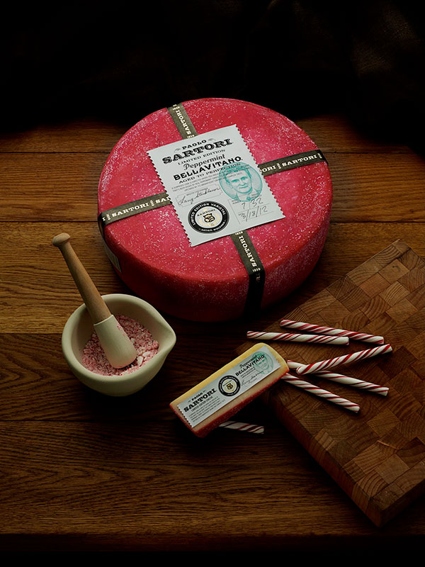 Le BellaVitano Peppermint (menthe poivrée) avec des cannes de Noël