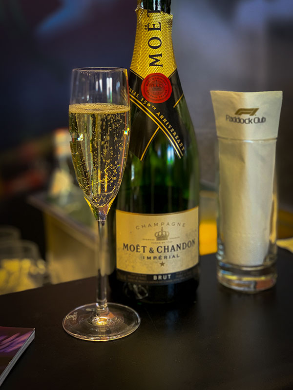 Le champagne Moët & Chandon est le champagne officiel de la Formule 1 depuis 2025