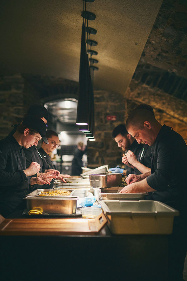Une partie de l'équipe du Tanière³ - Restaurants récipiendaires du Guide Michelin Québec 2025