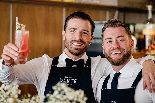 L'équipe du Dante de New York avec son cocktail lors de l'édition 2024 du Montréal Cocktail Fest