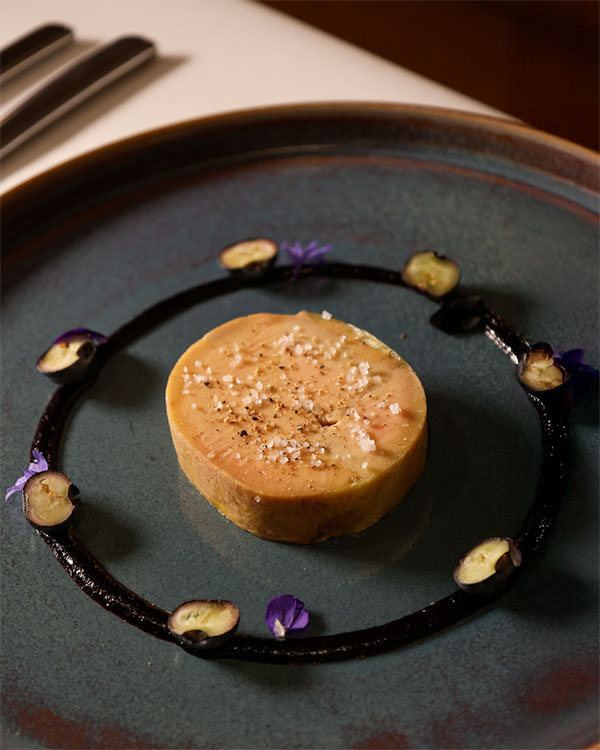 Entrée de foie gras au torchon du RenoirBrioche maison, bleuets, camerise
