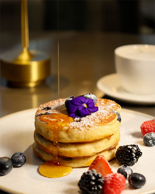 Crêpes (« pancakes ») aux bleuets avec sirop d’érable du Québec, fruits rouges, sans gluten