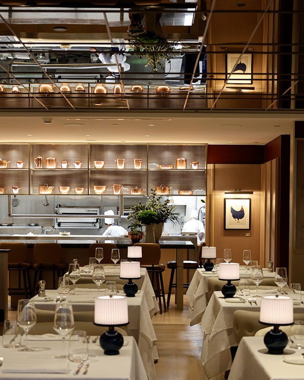 Le plafond du restaurant RENOIR avec les miroir et une vue sur les cuisines