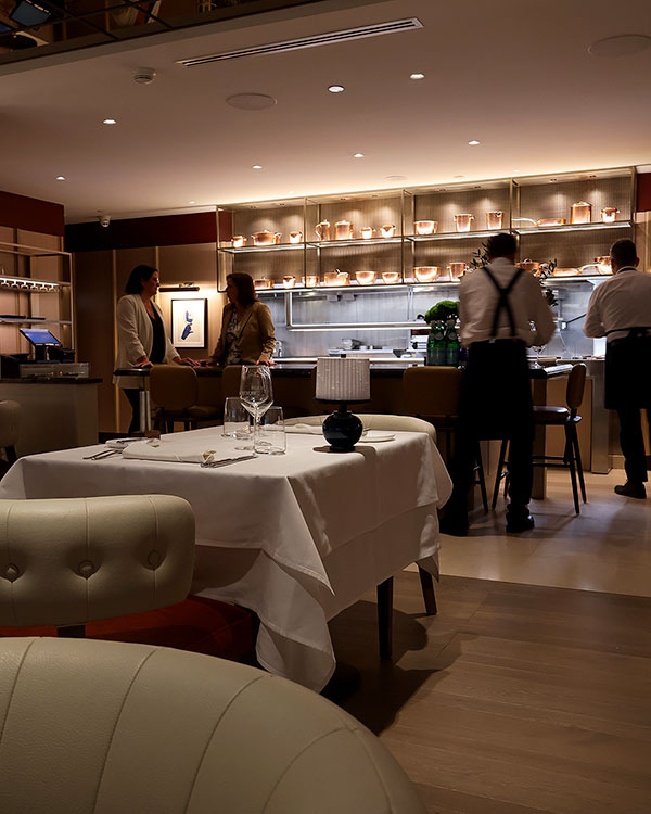 Vue sur la table du chef et les cuisines du restaurant RENOIR