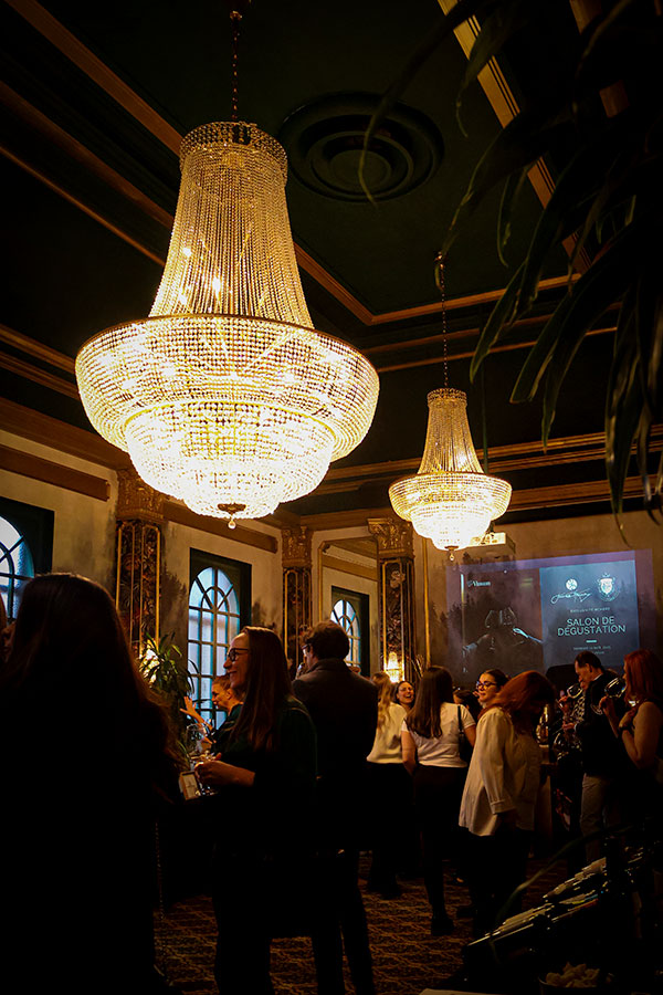 Aperçu de l'ambiance au salon de dégustation de vins par le Club de vins Jessica Harnois au Club St-Denis de Montréal