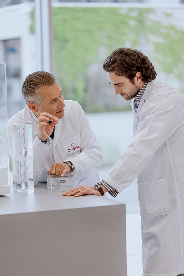 Aaron Taylor-Johnson and OMEGA CEO Raynald Aeschlimann in the laboratory.