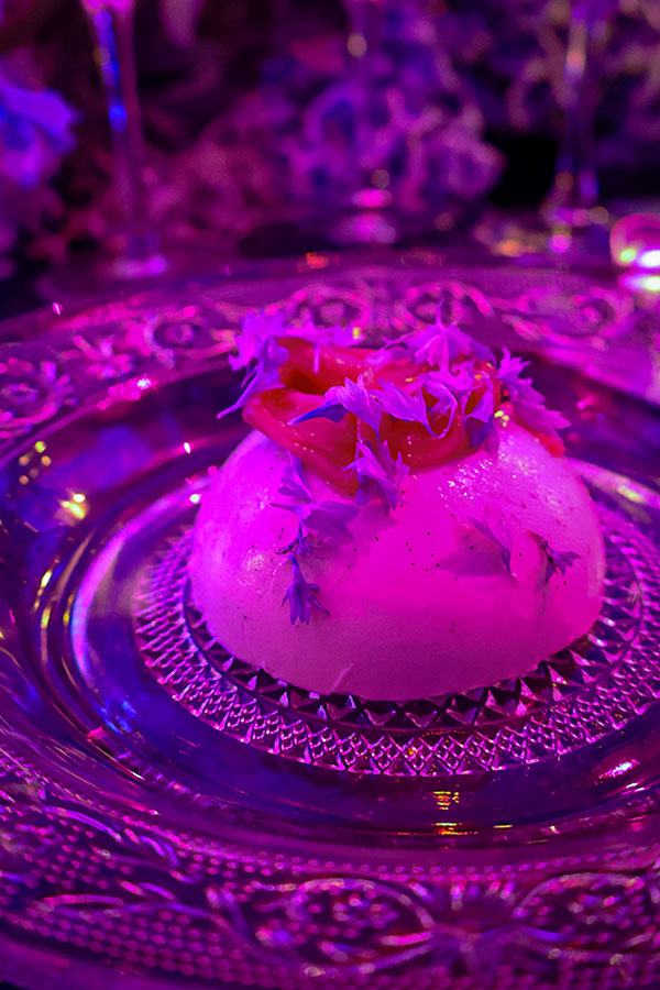 La panna cotta du dessert illumination bleue pour clore la soirée Takumi Keiken par Lexus