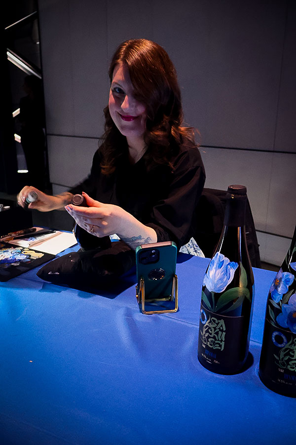 Mme Jodie Tellier et ses bouteilles personnalisées à la Soirée Takumi Keiken de Lexus