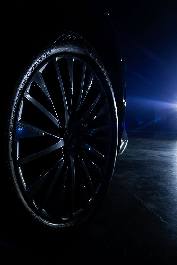 La roue d'un véhicule Lexus entre l'ombre et la lumière