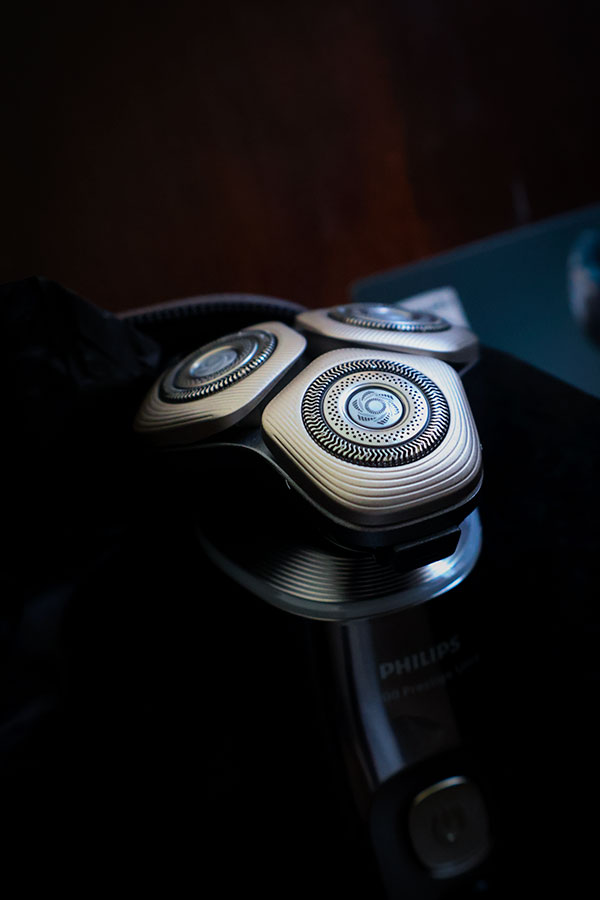 The 3 rotary blade heads of the Philips i9000 Prestige Ultra Razor