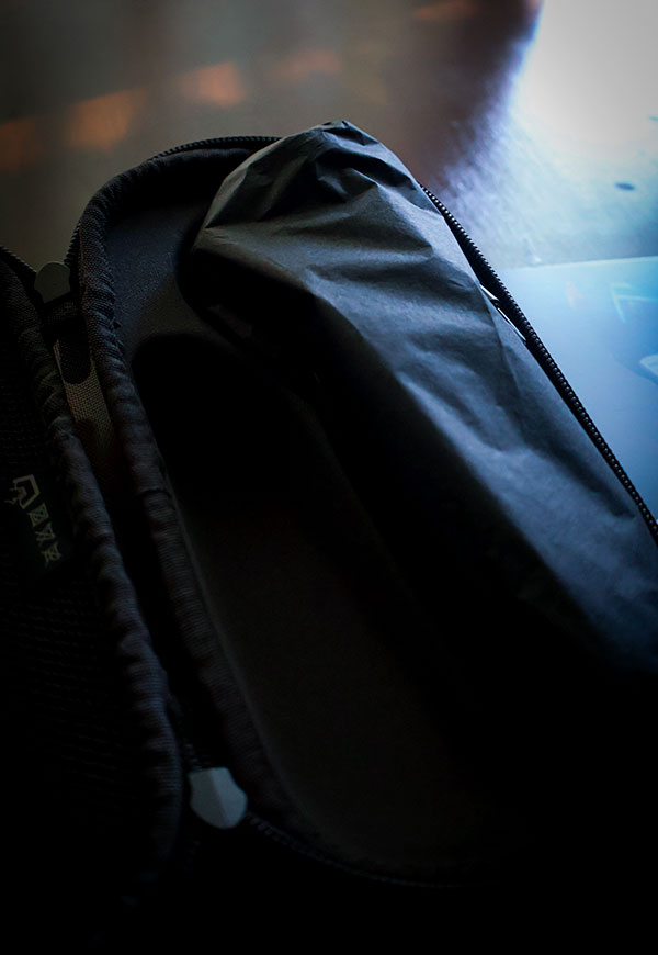 The travel case of the Philips i9000 Prestige Ultra Razor