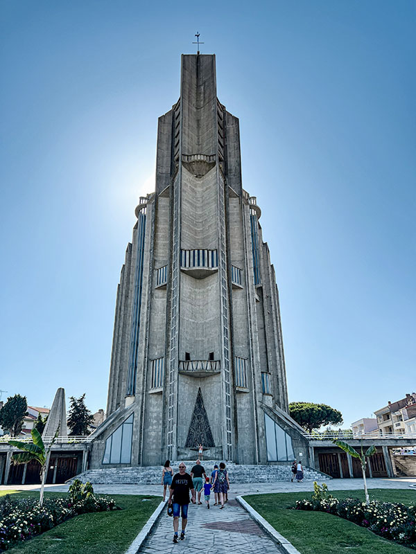 Croisière vinicole dans les grandes régions de France avec CroisiEurope - La Cathédrale brutaliste à Royan