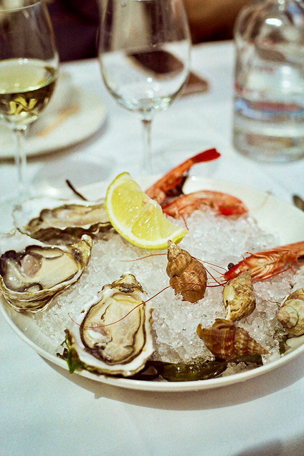 Croisière vinicole dans les grandes régions de France avec CroisiEurope - Dégustation d'huîtres et fruits de mer à Arcachon