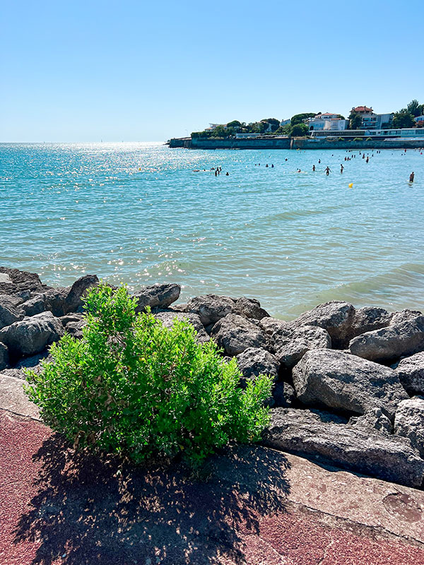 Croisière vinicole dans les grandes régions de France avec CroisiEurope - L'eau est d'un bleu magnifique sur la plage de Royan