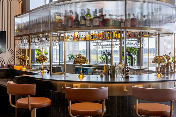 The bar at the Aspire Amex Lounge at YUL Montréal-Trudeau International Airport