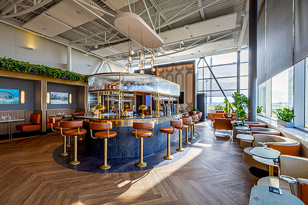 L'espace du Salon Aspire Amex de YUL Aéroport International Montréal Trudeau vu de la cuisine