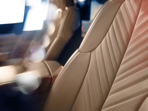 Sièges avant du Cadillac Escalade IQ en Camélia/noir Backen. ils sont parfaits pour de longs trajets