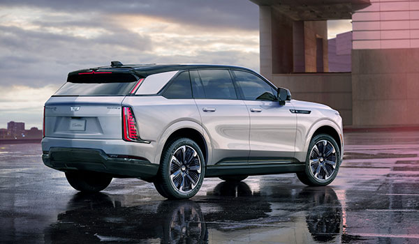 Vue arrière du Cadillac Escalade IQ 2025 en éclat d'argent métallisé