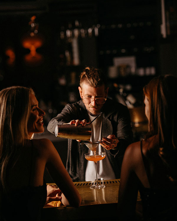 Le directeur de la production des bars et mixologue en chef de l'Hôtel Four Seasons Montréal, M. Jay Lawson