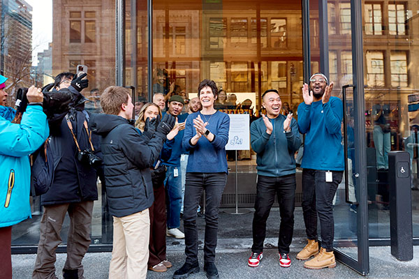 Deirdre O’Brien, vice-présidente principale, Retail et People chez Apple à l'ouverture de la boutique