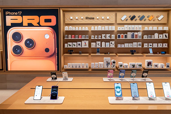 La section iPhone de la boutique Apple Sainte-Catherine à Montréal