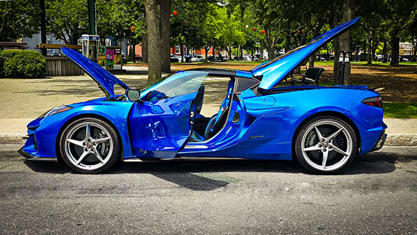 Chevrolet Corvette E-Ray 2025 - Portes et coffre ouverts