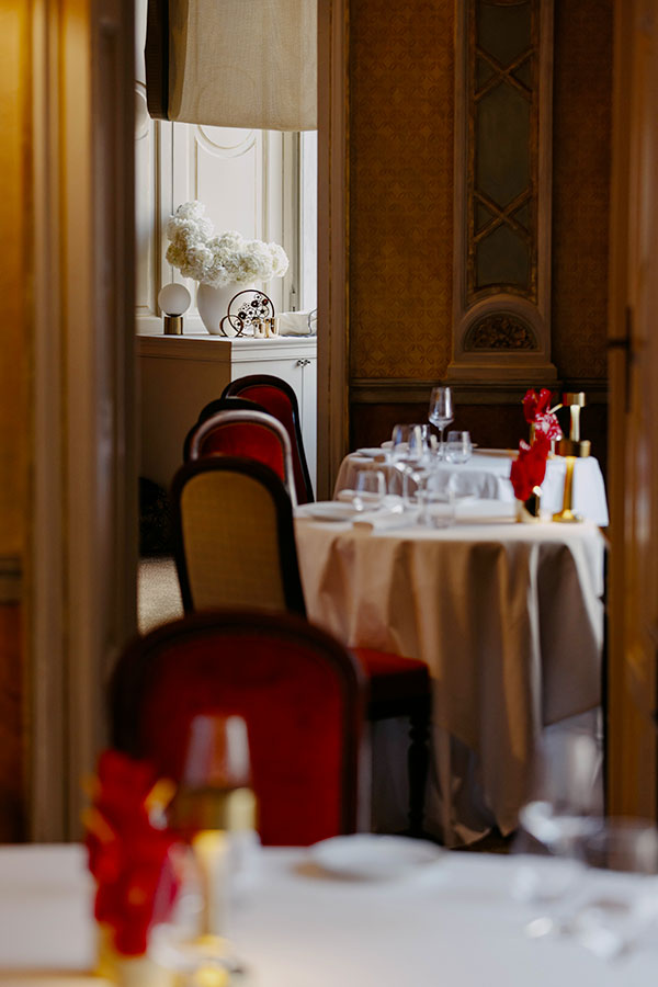 Les tables du restaurant de la Maison OMEGA