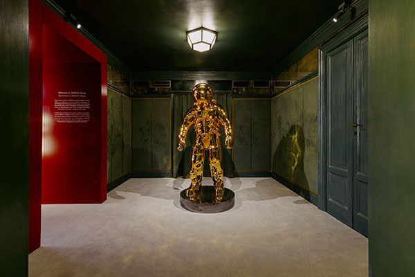 The golden astronaut, in tribute to the Speedmaster Moonwatch