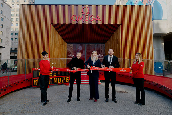 Raynald Aeschlimann, président et directeur général d’OMEGA, Kirsty Coventry, nouvelle présidente du Comité international olympique, et Alain Zobrist, directeur général d’OMEGA Timing inaugurent le Pavillon OMEGA