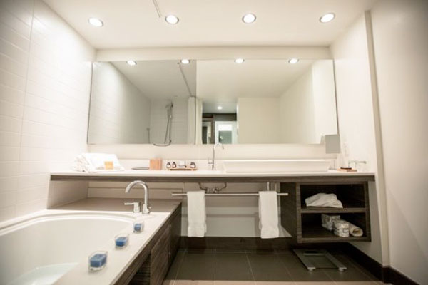 Le Bonne Entente in Québec City Hotel - One of the hotel room bathrooms
