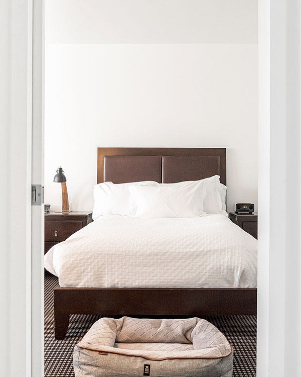 Le Bonne Entente in Québec City Hotel - The bed and dog bed provided for your stay
