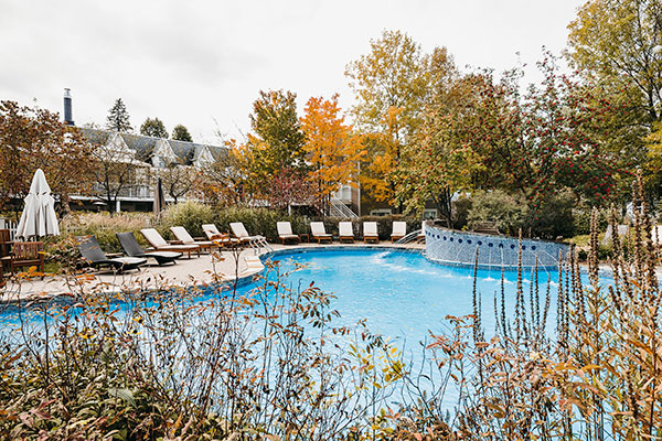 Le Bonne Entente in Québec City Hotel - The majestic pool with its water jets and lounge chairs