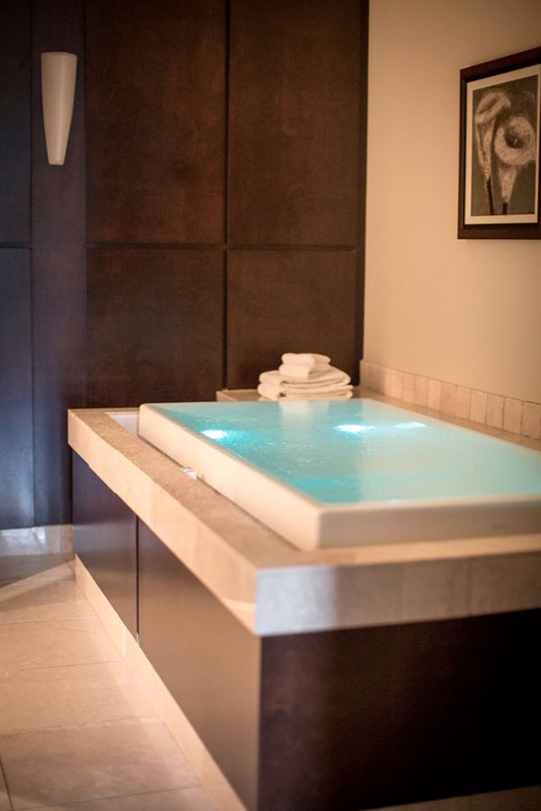Le Bonne Entente in Québec City Hotel - The bathtub in the Spa Suite