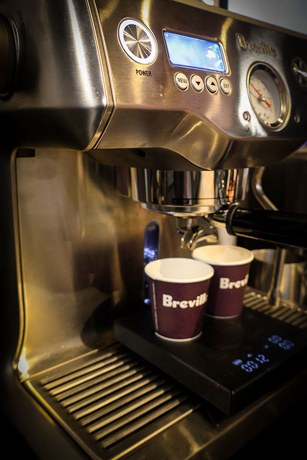 Un espresso fait sur la Barista Express de Breville