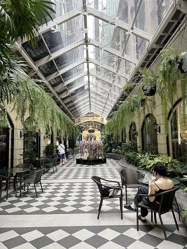 La magnifique verrière dans la cour intérieure du The Sukosol