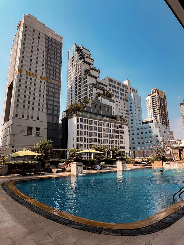 La superbe piscine du The Sukosol à Bangkok