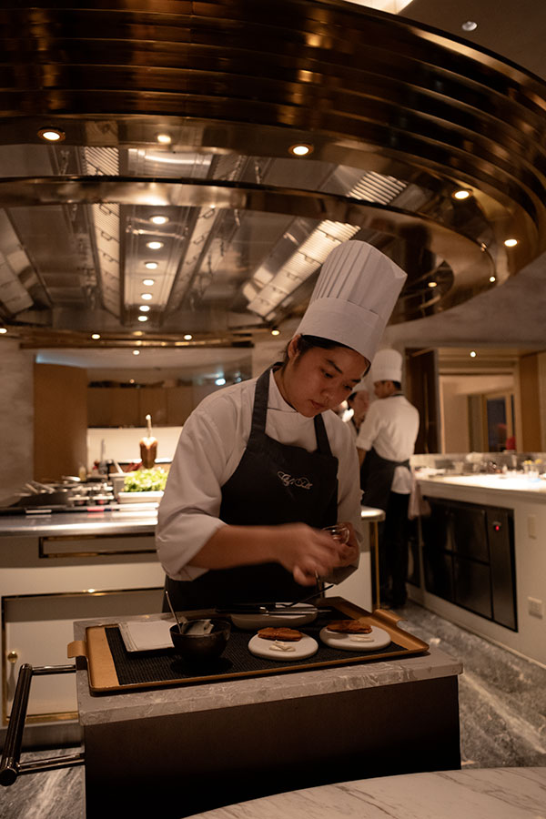La préparation des desserts au Chef,s Table du lebua à Bangkok