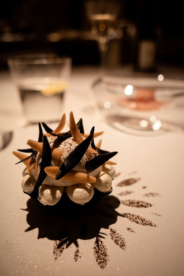 Tarte à la vanille bleue Mosaïque au pomelo rubis, sorbet à la bière blanche au Chef's Table du lebua Bangkok