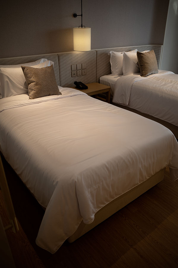 Deux lits doubles dans une suite du Tower Club du lebua Bangkok