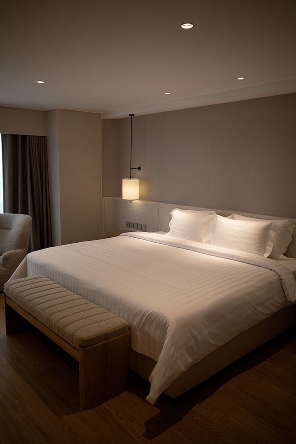 Un lit kingdans une suite du Tower Club du lebua Bangkok