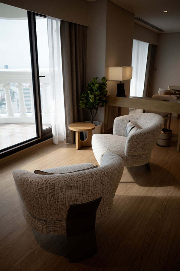 Deux fauteuils avec vue dans une suite du Tower Club du lebua Bangkok