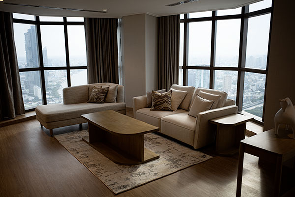 3 luxury Hotels Bangkok - Two large sofas in one of the magnificent suites