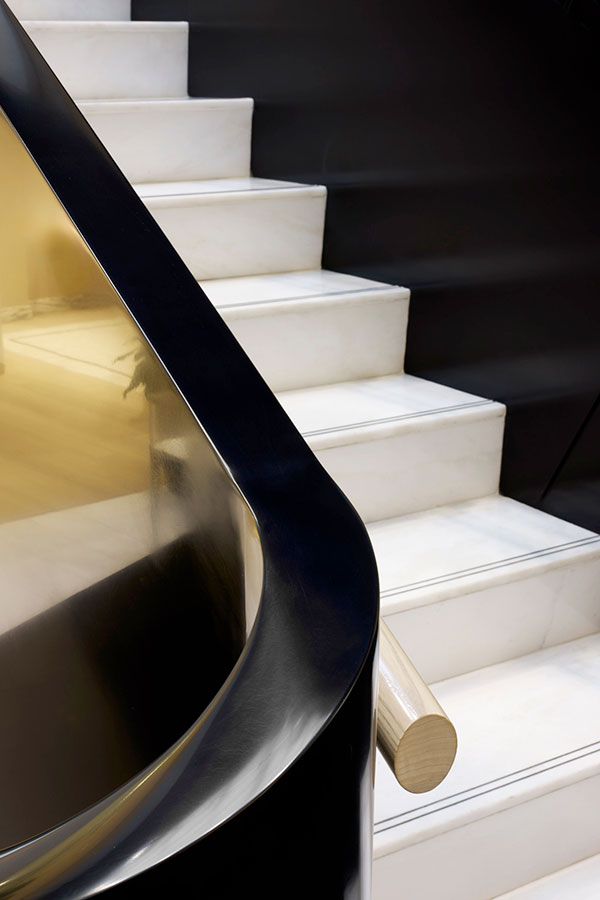 Le détail de l'escalier démontre le travail des artisans dans le domicile rénové de Château d'Ivoire