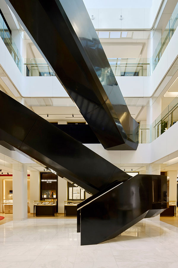 Le nouvel escalier, tel un piano au centre de la boutique