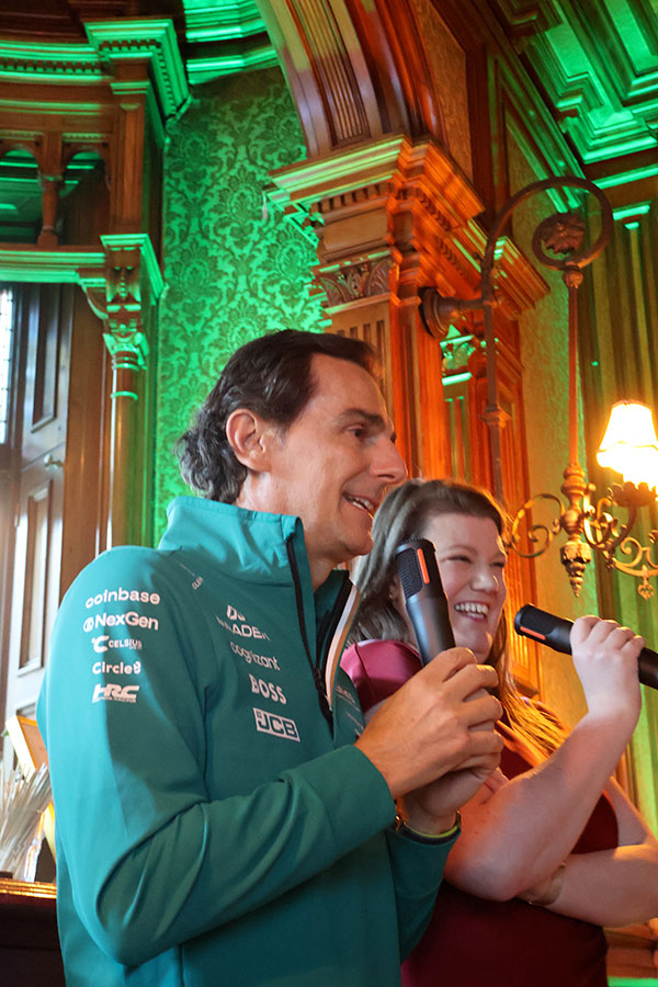 M. Pedro de la Rosa, ambassadeur mondial d'Aston Martin et Mme Jamie Johnson, ambassadrice nationale de Glenfiddich au Canada